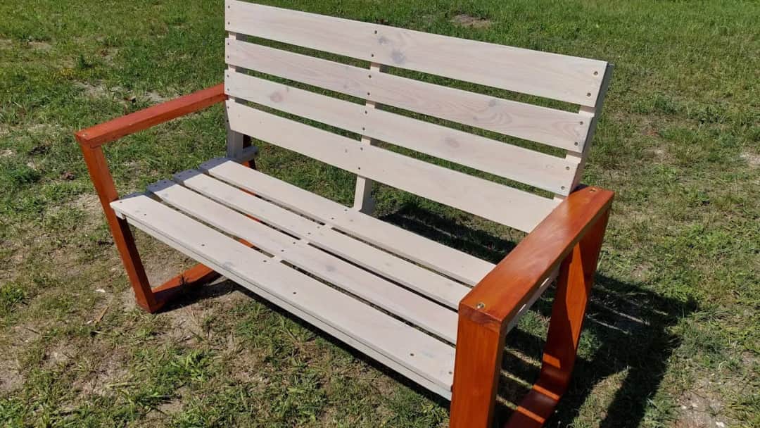 Ławka z palet DIY: Zbuduj ją sam, oszczędź i zachwyć ogrodem!